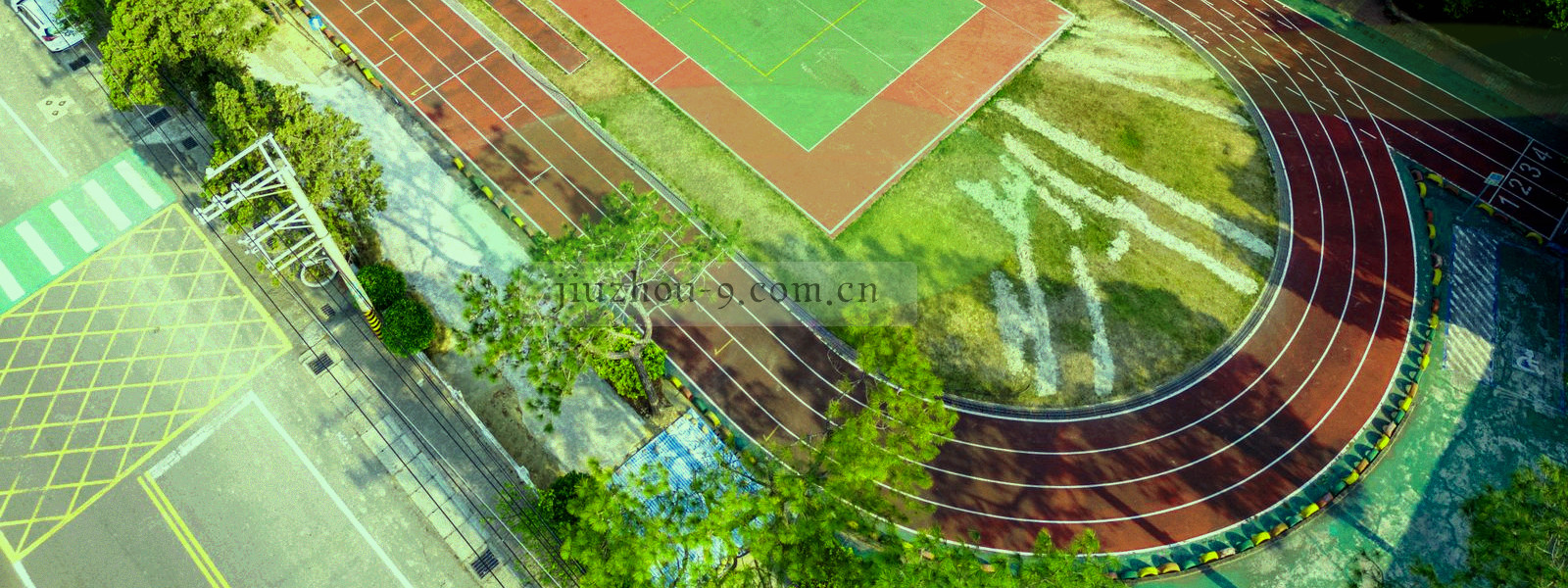 傍晚戈壁滩上远山轮廓与渐暗天空，色调偏蓝紫，画面中无人也无建筑招牌